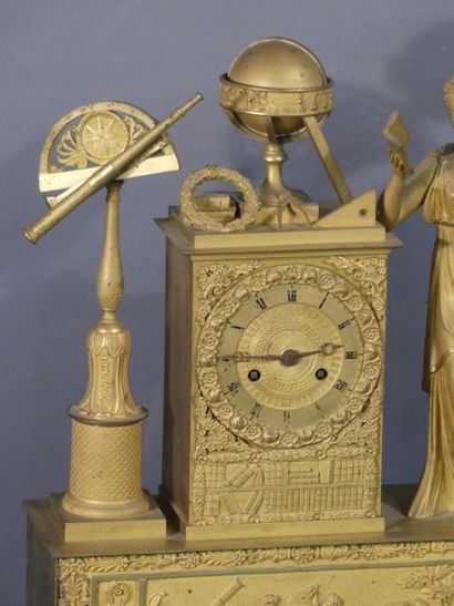 Horloge en bronze ciselé doré Horloge en bronze ciselé doré, allégorie des sciences....