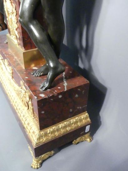 Pendule d'après Claude GALLE d'après Claude GALLE. Pendule en marbre rouge et bronze...