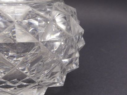 CREUSOT Flacon à parfum en cristal taillé. CREUSOT modèle pointe de diamant. Flacon...