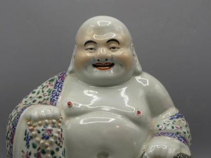 CHINE XXème siècle. Bouddha CHINE XXème siècle. Bouddha en porcelaine blanche à décor...