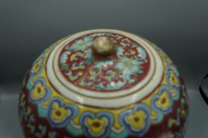 CHINE. Pot à gigembre couvert en porcelaine CHINE, XXème siècle 
Pot à gingembre...