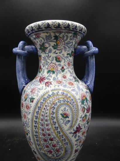 GIEN - vase en faïence à décor Perse. Hauteur 35 cm. GIEN - vase en faïence à décor...