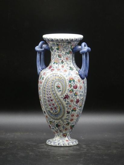 GIEN - vase en faïence à décor Perse. Hauteur 35 cm. GIEN - vase en faïence à décor...