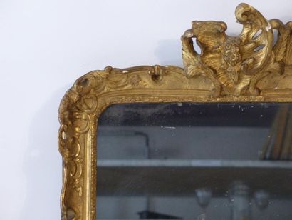 Miroir Louis XV Miroir coquille en bois doré à décor de rinceaux mouvementés. Epoque...