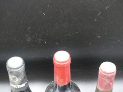 null Lot de 5 bouteilles comprenant 1 bouteille de CHATEAUNEUF DU PAPE 2000. 1 Bouteille...