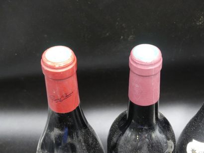 null Lot de 5 bouteilles comprenant 1 bouteille de CHATEAUNEUF DU PAPE 2000. 1 Bouteille...