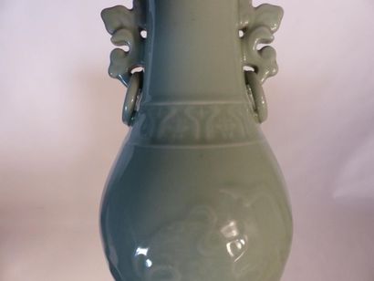 CHINE. Vase balustre en porcelaine CHINE, XXème siècle
Vase balustre en porcelaine...