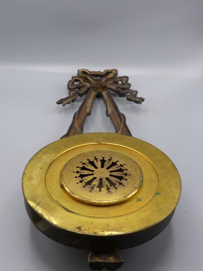 Baromètre Style Louis XVI Baromètre en métal anciennement doré à décor de ruban....