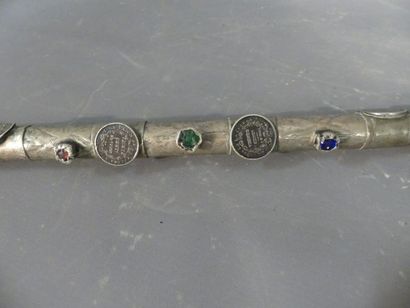 Bâton en métal argenté Bâton en métal argenté à décor de pièces de monnaie et pierres...
