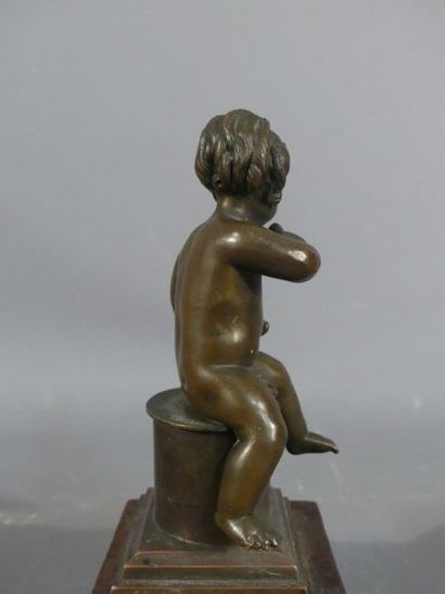 Paire d'angelots en bronze patine Ecole du XIXème siècle. Paire d'angelots en bronze...