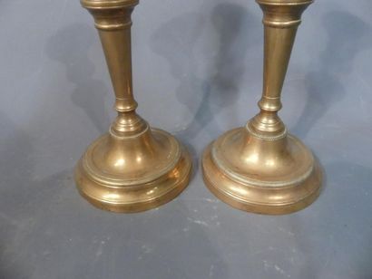 null Paire de chandeliers en cuivre patine. XIXème siècle. Hauteur : 26 cm 