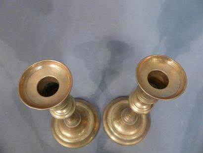 null Paire de chandeliers en cuivre patine. XIXème siècle. Hauteur : 26 cm 