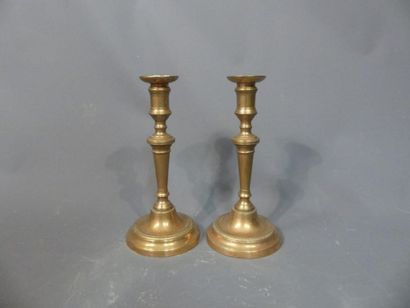 null Paire de chandeliers en cuivre patine. XIXème siècle. Hauteur : 26 cm 