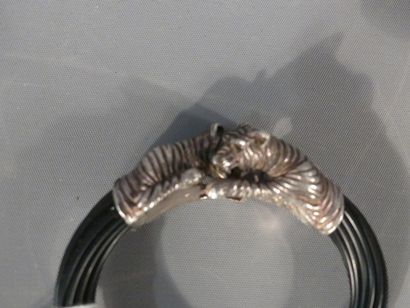 Bracelet aux panthères Bracelet aux panthères en métal argenté. Diamètre : 7 cm;...