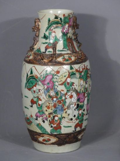 null Chine Nankin. Vase en grès à décor polychrome de guerriers. Hauteur : 41 cm...