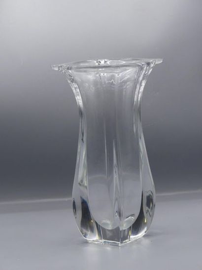 SEVRES. Vase en cristal taillé SEVRES. Vase en cristal taillé. Hauteur : 30 cm 