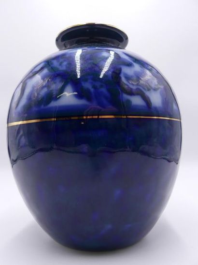 null CAMILLE THARAUD vase boule en porcelaine émaillée bleu. Hauteur: 24 cm