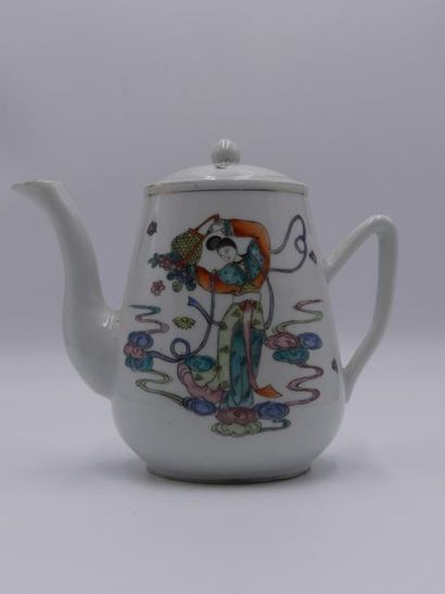 CHINE. Théière CHINE. Théière en porcelaine blanche à décor de personnages et inscriptions....