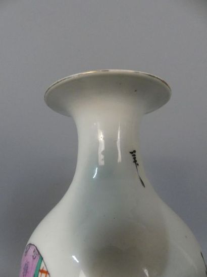 Chine. Vase en porcelaine blanche CHINE. Vase en porcelaine blanche à col évasé à...