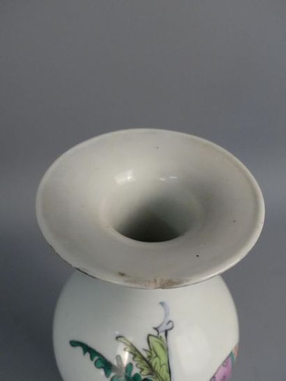 Chine. Vase en porcelaine blanche CHINE. Vase en porcelaine blanche à col évasé à...