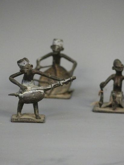 null AFRIQUE. Esemble de 11 statuette en bronze représentant pour certaines des musiciens...