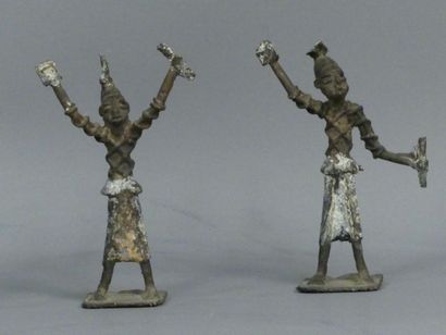 null AFRIQUE. Ensemble de 4 statuette en bronze dont une partie d'un mobile. Hauteur...