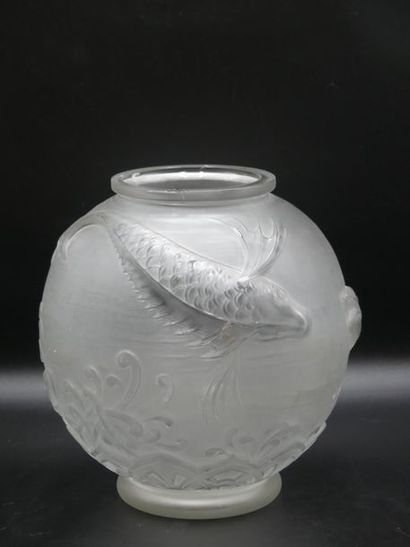 Vase boule en verre moulé Vase boule en verre moulé à décor de poissons. Hauteur...