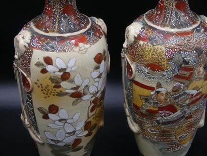 JAPON. Paire de vases. JAPON. Paire de vase en céramique polychrome à col évasé et...