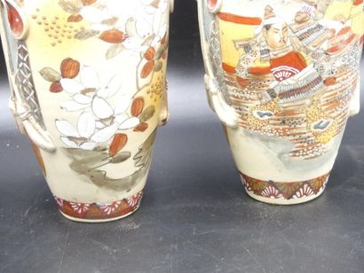 JAPON. Paire de vases. JAPON. Paire de vase en céramique polychrome à col évasé et...