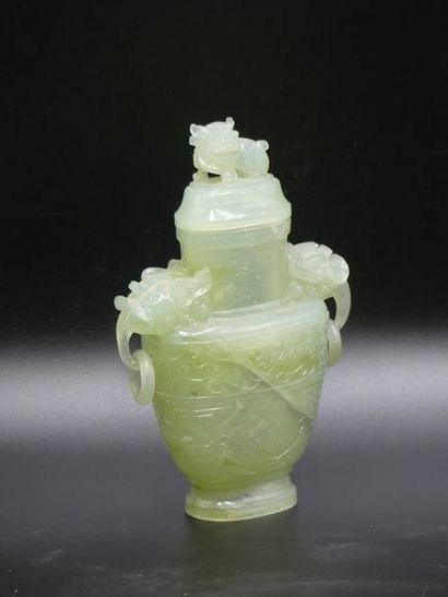 CHINE. Vase en jadéïte CHINE. Vase en jadéïte de forme balustre à couvercle au chien...