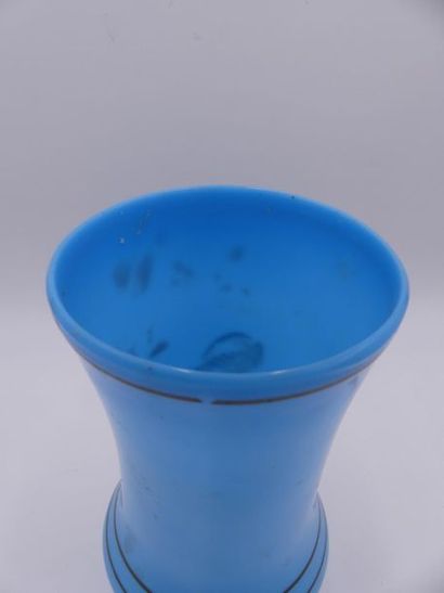 Vase en opaline bleue Vase en opaline bleue. Epoque Louis-Philippe. Hauteur : 20.5...