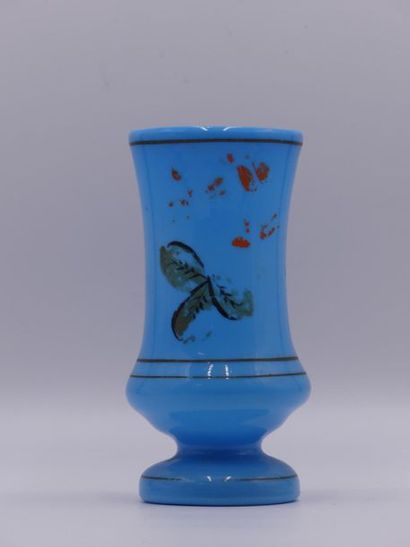 Vase en opaline bleue Vase en opaline bleue. Epoque Louis-Philippe. Hauteur : 20.5...