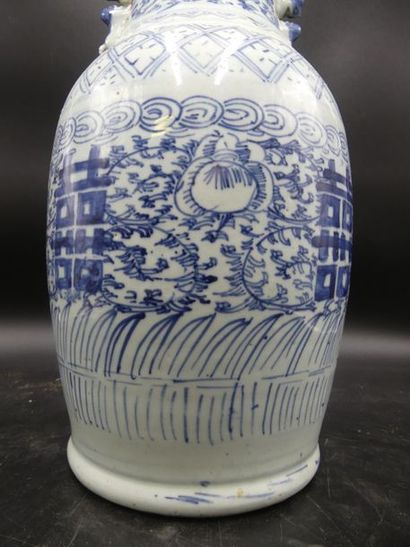 CHINE. Vase CHINE. Vase en porcelaine blanche à décor en camaïeu. Hauteur : 40.5...
