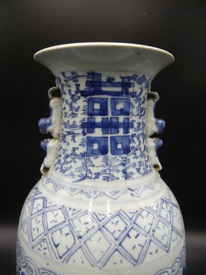 CHINE. Vase CHINE. Vase en porcelaine blanche à décor en camaïeu. Hauteur : 40.5...