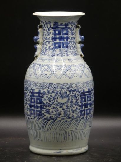 CHINE. Vase CHINE. Vase en porcelaine blanche à décor en camaïeu. Hauteur : 40.5...