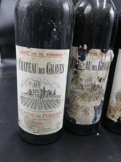 null 18 bouteilles de CHATEAU DES GRAVES Domaine Lalande de Pomerol 1988. Accidents...