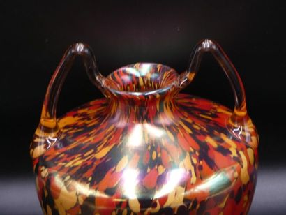 Vase à anses en verre tons rouges orangés. Années 30' Hauteur 35 cm; Diamètre 22...