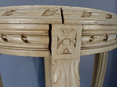 Sellette style composite. Sellette circulaire en bois sculpté. Style Louis XVI. Hauteur...