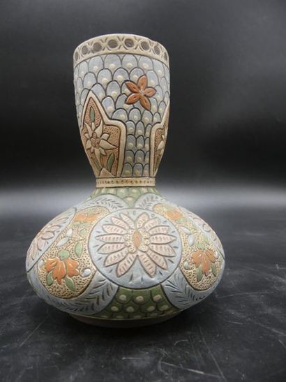 THOUNE. Vase en céramqiue THOUNE. Vase en céramqiue à décor polychrome de fleurs....