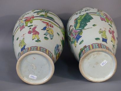 CHINE. Paire de vases balustres en porcelaine CHINE, XXème siècle
Paire de vases...