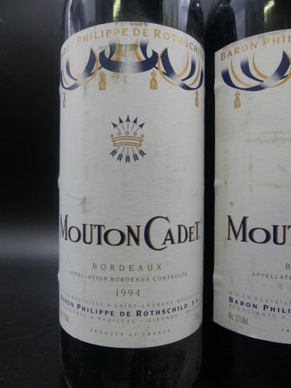 null 2 bouteilles de MOUTON CADET Baron Phillipe de Rothschild 1994. Quelques taches...