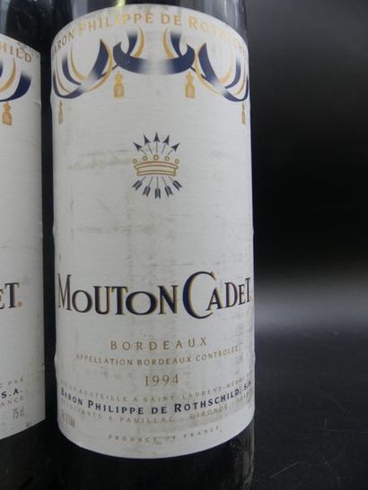 null 2 bouteilles de MOUTON CADET Baron Phillipe de Rothschild 1994. Quelques taches...