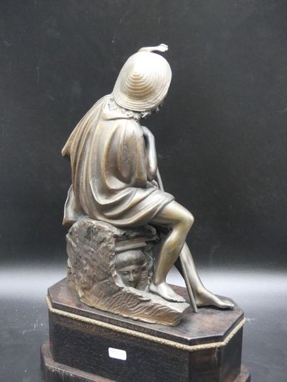 RÉGULE Sculpture d'horloge, jeune pâtre assis sur un rocher, effigie de tête de femme,patiné...