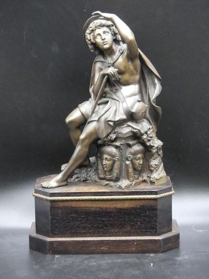 RÉGULE Sculpture d'horloge, jeune pâtre assis sur un rocher, effigie de tête de femme,patiné...