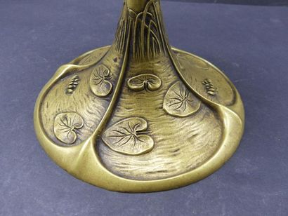 G. LELEU G. LELEU (1883é1961). Ancienne lampe à pétrole en bronze doré, à décor repoussé...