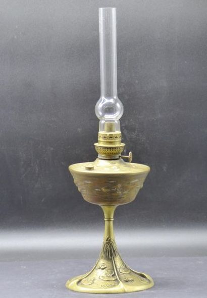 G. LELEU G. LELEU (1883é1961). Ancienne lampe à pétrole en bronze doré, à décor repoussé...