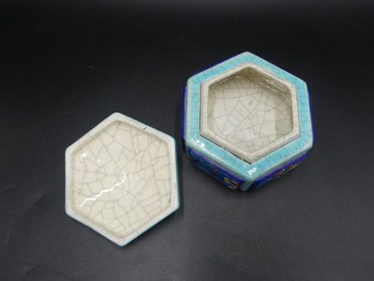 null LONGWY boîte hexagonale décor pommier émaux polychromes. F 3195. D 5670. Hauteur...