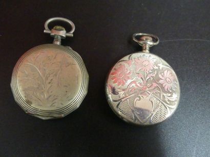 Réunion de deux montres gousset Réunion de deux montres gousset en métal ciselé,...