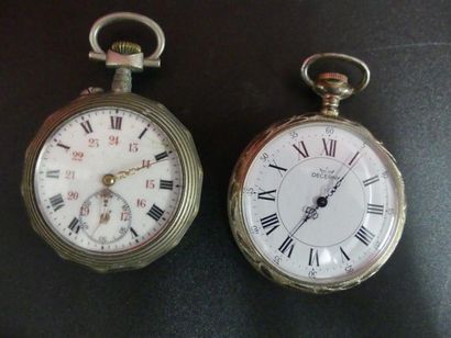 Réunion de deux montres gousset Réunion de deux montres gousset en métal ciselé,...