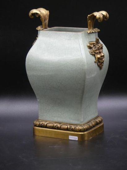 CHINE. Vase en porcelaine Céladon